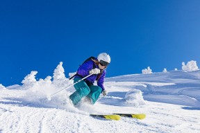 开云下载-F1新赛季揭幕战焦点战，尼斯车队异军突起，丹麦车手夺首胜