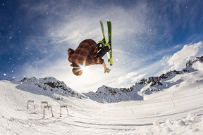 开云体育官网-杰伦格林爆发撕裂防线，步行者打穿北京队背后的篮球文明对话