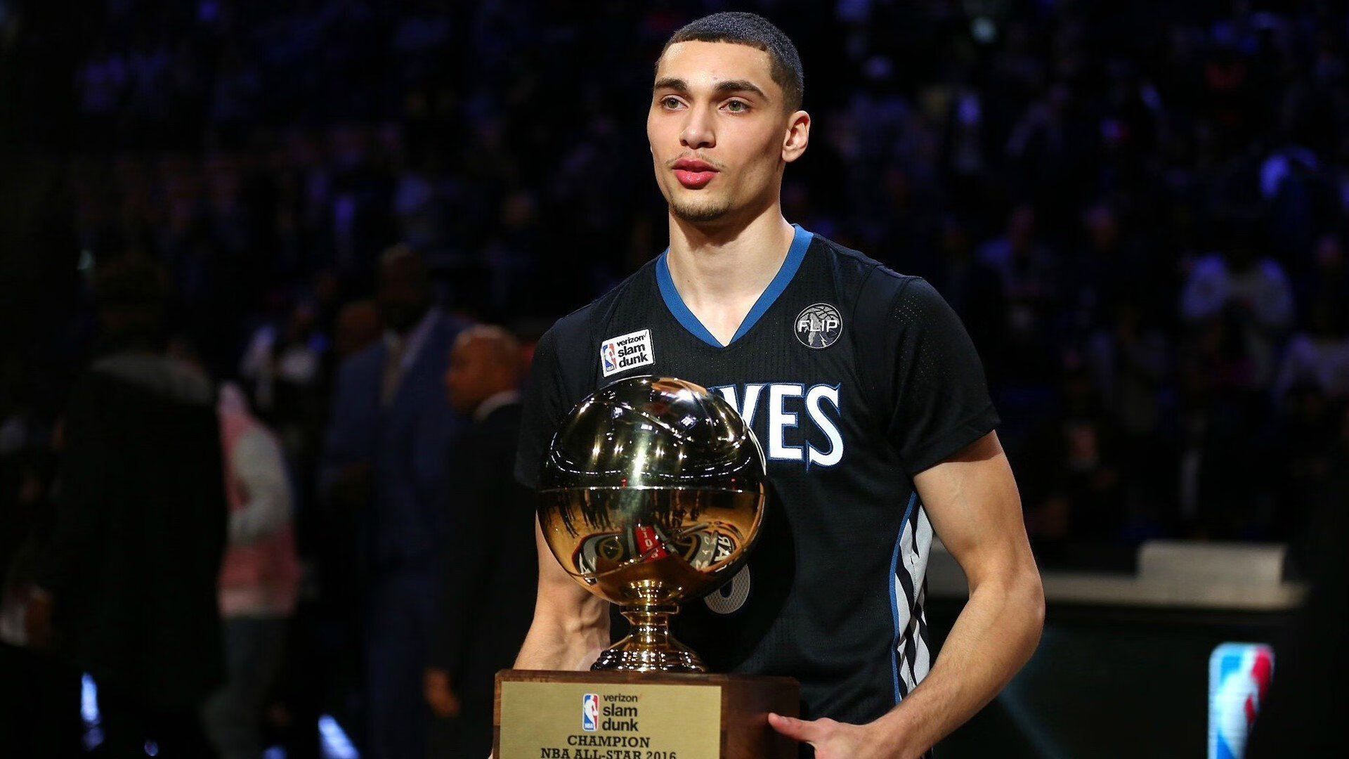 F1新赛季揭幕战之夜，特奥关键回合不手软