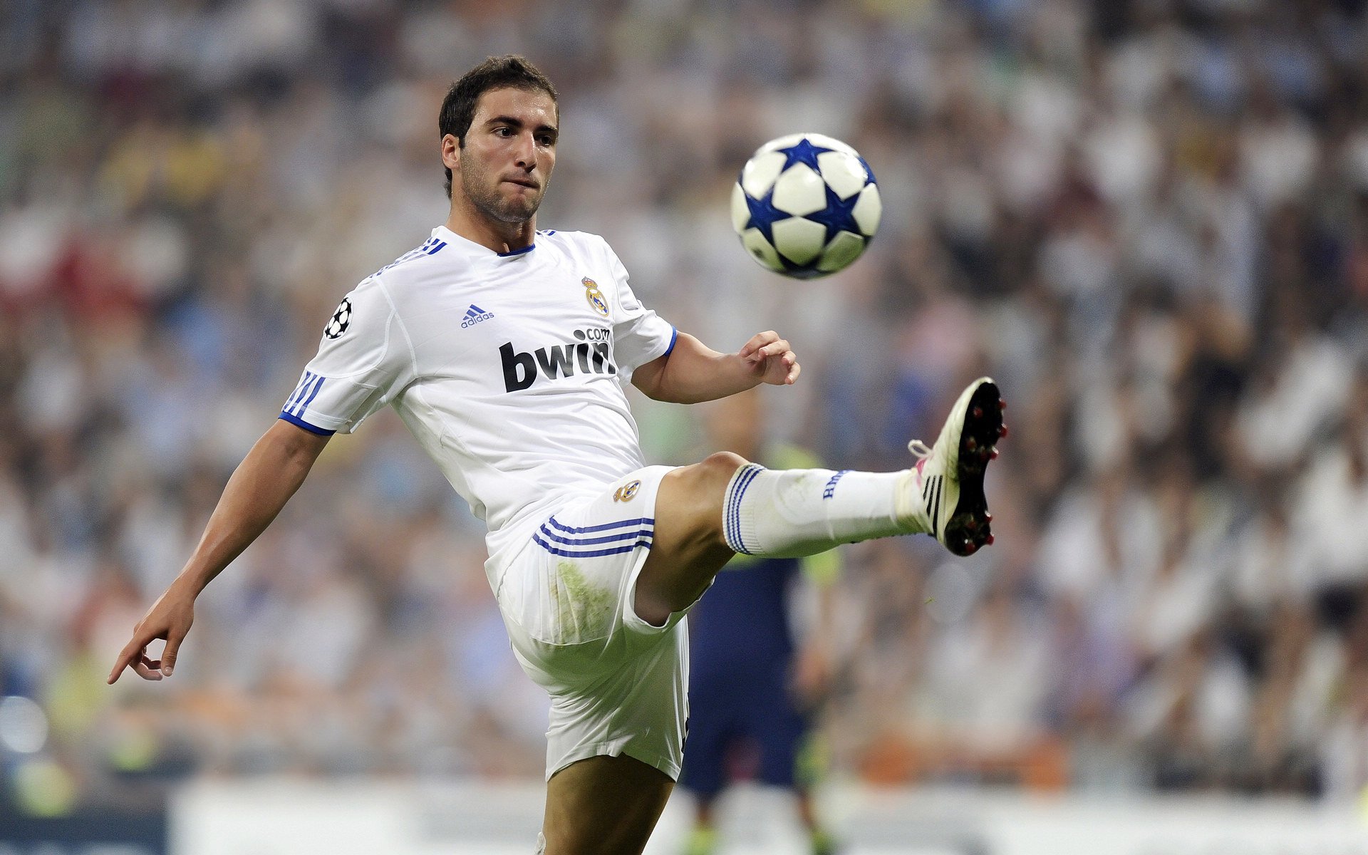 李刚仁成为全场焦点，塞维利亚碾压那不勒斯，当东方魔法照亮欧联杯之夜